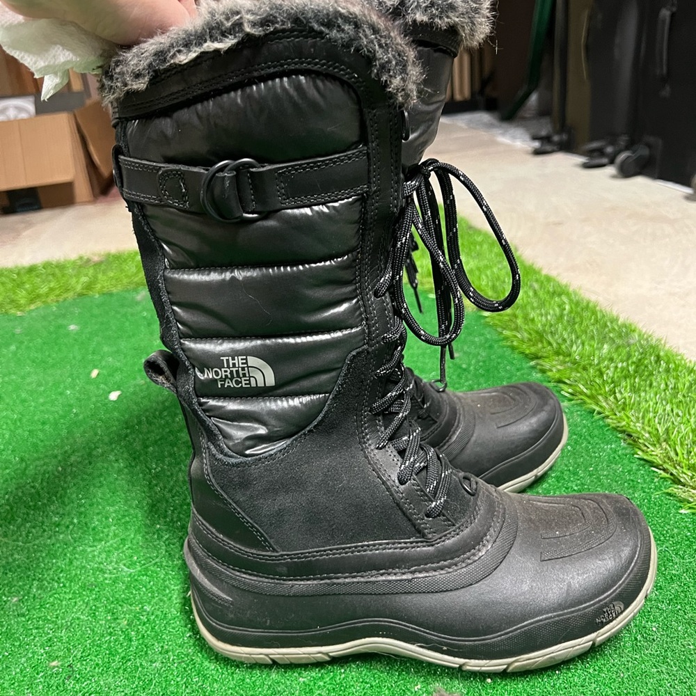 Black north face winter boots